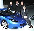 Alec, Billy, Daniel and Stephen Baldwin (v.l.) mit dem Lotus Evora für die Baldwin Foundation. Foto: Lotus/Auto-Reporter.NET 